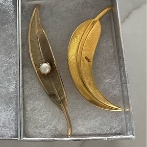 Vintage Gold tone leaf‎ Pins